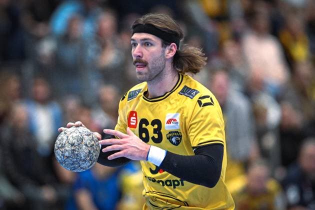 Germany, Handball, 2 Bundesliga, 11 Matchday, 2025 2026, HSG Krefeld Niederrhein vs SG BBM Bietigheim, 15 11 2025, Glockenspitzhalle, Krefeld, Germany, Julius Rose HSG Krefeld Niederrhein, 63 in action Copyright: xMarkusxVerwimpx