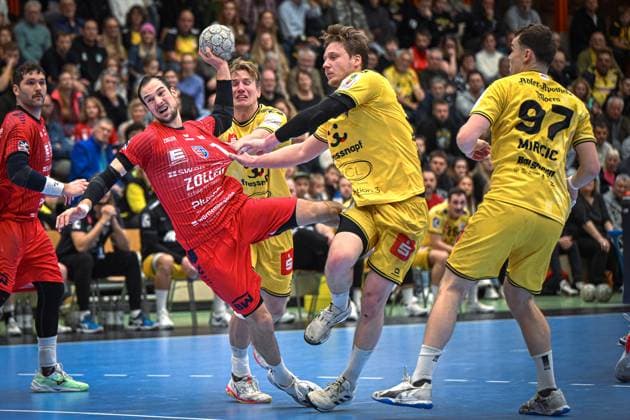 Germany, Handball, 2 Bundesliga, 11 Matchday, 2025 2026, HSG Krefeld Niederrhein vs SG BBM Bietigheim, 15 11 2025, Glockenspitzhalle, Krefeld, Germany, Dominik Claus SG BBM Bietigheim, 7 throws on goal, Lars Jagieniak HSG Krefeld Niederrhein, 33 without a chance to defend Copyright: xMarkusxVerwimpx