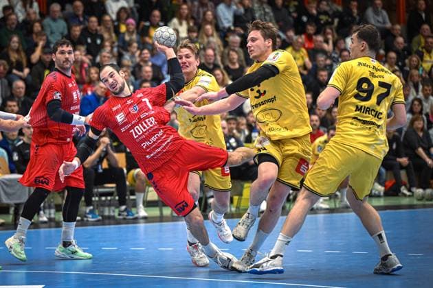 Germany, Handball, 2 Bundesliga, 11 Matchday, 2025 2026, HSG Krefeld Niederrhein vs SG BBM Bietigheim, 15 11 2025, Glockenspitzhalle, Krefeld, Deutschaland, Dominik Claus SG BBM Bietigheim, 7 throws on goal, Lars Jagieniak HSG Krefeld Niederrhein, 33 has the short end of the stick Copyright: xMarkusxVerwimpx