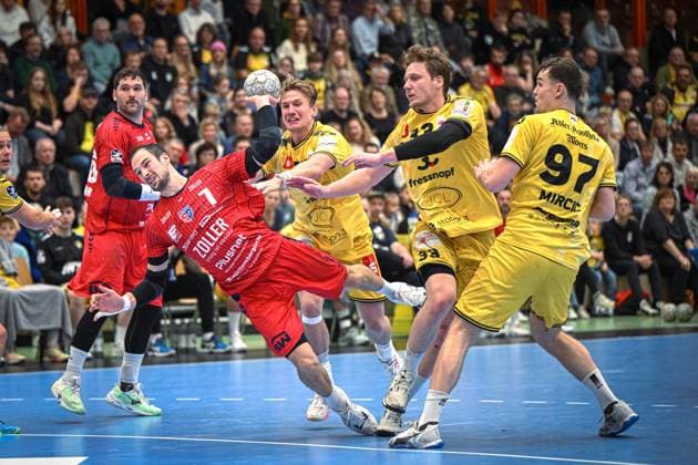 Germany, Handball, 2 Bundesliga, 11 Matchday, 2025 2026, HSG Krefeld Niederrhein vs SG BBM Bietigheim, 15 11 2025, Glockenspitzhalle, Krefeld, Germany, Dominik Claus SG BBM Bietigheim, 7 throws on goal, Lars Jagieniak HSG Krefeld Niederrhein, 33 without a chance to defend Copyright: xMarkusxVerwimpx