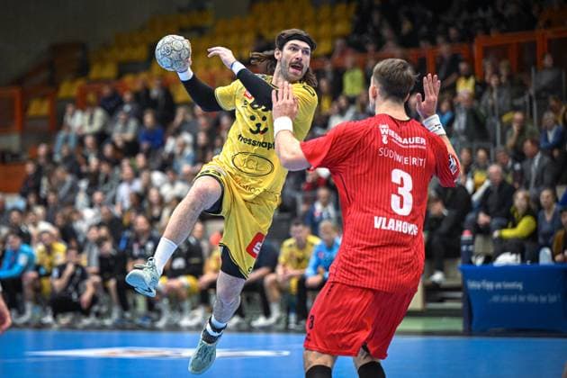 Germany, Handball, 2 Bundesliga, 11 Matchday, 2025 2026, HSG Krefeld Niederrhein vs SG BBM Bietigheim, 15 11 2025, Glockenspitzhalle, Krefeld, Germany, Julius Rose HSG Krefeld Niederrhein, 63 on jump shot Copyright: xMarkusxVerwimpx