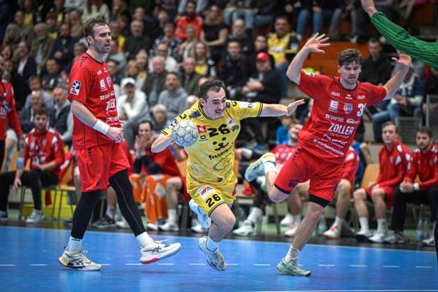 Germany, Handball, 2 Bundesliga, Matchday 11, 2025 2026, HSG Krefeld Niederrhein vs SG BBM Bietigheim, 15 11 2025, Glockenspitzhalle, Krefeld, Germany, Nick Braun HSG Krefeld Niederrhein, 26 on a fast break Copyright: xMarkusxVerwimpx