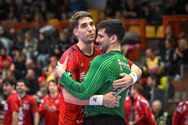 Germany, Handball, 2 Bundesliga, Matchday 11, 2025 2026, HSG Krefeld Niederrhein vs SG BBM Bietigheim, 15 11 2025, Glockenspitzhalle, Krefeld, Germany, Nikola Vlahovic SG BBM Bietigheim, 3 and Martin Tomovski SG BBM Bietigheim, 12 hug each other after the final whistle Copyright: xMarkusxVerwimpx