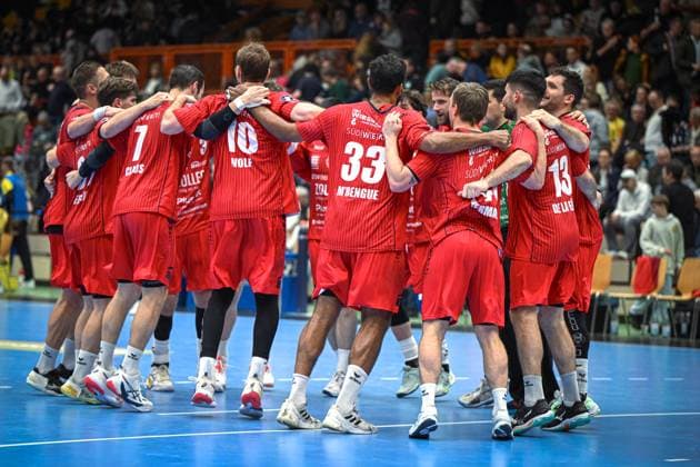 Germany, Handball, 2 Bundesliga, Matchday 11, 2025 2026, HSG Krefeld Niederrhein vs SG BBM Bietigheim, 15 11 2025, Glockenspitzhalle, Krefeld, Germany, Bietigheim team celebrates victory Copyright: xMarkusxVerwimpx