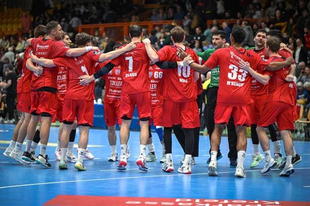 Germany, Handball, 2 Bundesliga, Matchday 11, 2025 2026, HSG Krefeld Niederrhein vs SG BBM Bietigheim, 15 11 2025, Glockenspitzhalle, Krefeld, Germany, Bietigheim team celebrates victory Copyright: xMarkusxVerwimpx