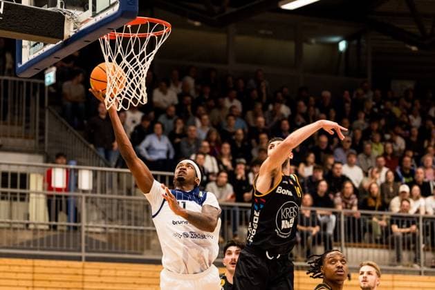 Barmer 2 Basketball Bundesliga Pro A Sparkassen Stars Bochum Bozic Estriche Knights Kirchheim 15 11 2025 Dravon Magnum Sparkassen Stars Bochum, 11 in the throw, Aeneas Jung Bozic Estriche Knights Kirchheim, 19 Barmer 2 Basketball Bundesliga Pro A Sparkassen Stars Bochum Bozic Estriche Knights Kirchheim Bochum, Rundsporthalle, 15 11 2025 Copyright: xBEAUTIFULxSPORTS Wunderlx