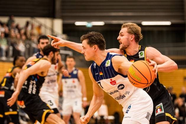 Barmer 2 Basketball Bundesliga Pro A Sparkassen Stars Bochum Bozic Estriche Knights Kirchheim 15 11 2025 Lars Kamp Sparkassen Stars Bochum, 7 on the ball, Lucas Mayer Bozic Estriche Knights Kirchheim, 8 Barmer 2 Basketball Bundesliga Pro A Sparkassen Stars Bochum Bozic Estriche Knights Kirchheim Bochum, Rundsporthalle, 15 11 2025 Copyright: xBEAUTIFULxSPORTS Wunderlx