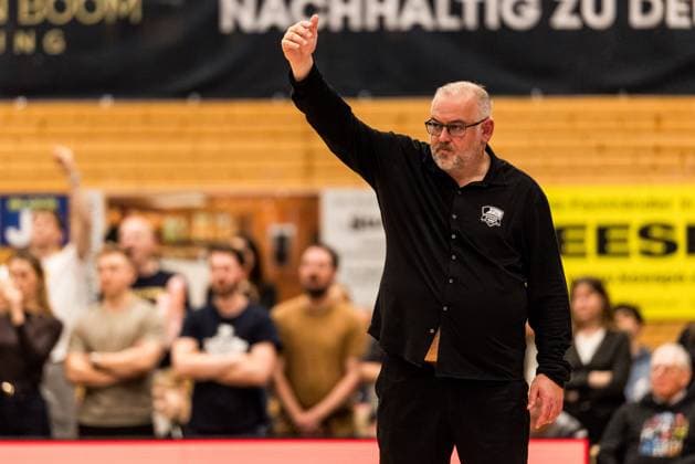 Barmer 2 Basketball Bundesliga Pro A Sparkassen Stars Bochum Bozic Estriche Knights Kirchheim 15 11 2025 Felix Banobre Coach Sparkassen Stars Bochum gesticulates Barmer 2 Basketball Bundesliga Pro A Sparkassen Stars Bochum Bozic Estriche Knights Kirchheim Bochum, Rundsporthalle, 15 11 2025 Copyright: xBEAUTIFULxSPORTS Wunderlx