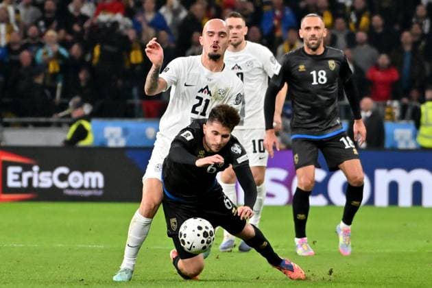 Ljubljana, Slovenia, November 15th 2025, Ron Raci of Kosovo (C) in action against Vanja Drkusic of Slovenia (L) during the UEFA European Qualifiers for 2026 World Cup, Group B match between Slovenia and Kosovo at Stadium Stozice, Ljubljana, Slovenia. (Photo by Igor Kupljenik Sports Press Photo) Copyright: xIgorxKupljenikx xSPPx Sportspressphoto_SPR62157