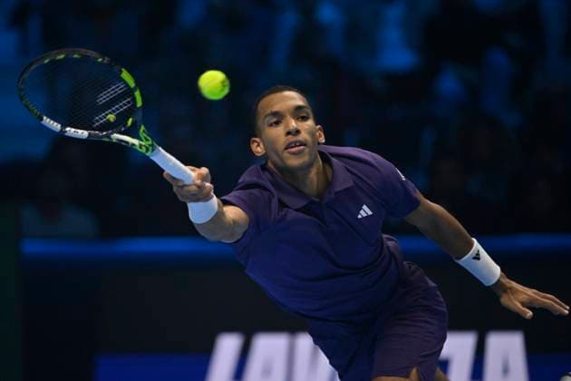 November 15, 2025, Turin, Italy: Carlos Alcaraz of Spain plays a backhand against Felix Auger-Aliassime of Canada during their Men s Single s Nitto ATP, Tennis Herren Semi Finals match during day one of the Nitto ATP Finals at Inalpi Arena on November 15, 2025 in Turin, Italy. Turin Italy - ZUMAg210 20251115_abp_g210_091 Copyright: xStefanoxGuidix