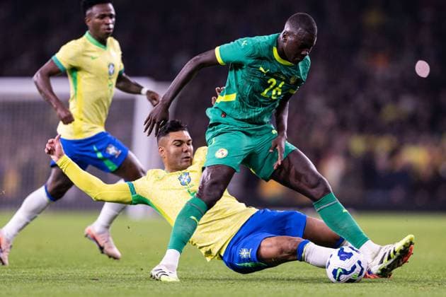 Brazil v Senegal: International Friendly, Länderspiel, Nationalmannschaft LONDON,UK - NOVEMBER 15: Brazilian player Casimiro battles for ball during the international friendly match between Brazil and Senegal at Emirates Stadium on November 15, 2025 in London, UK, UK. (Photo by Victor Monteiro PxImages) London, UK Emirates Stadium London,UK UK Copyright: xVictorxMonteirox