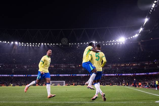 Brazil v Senegal: International Friendly, Länderspiel, Nationalmannschaft LONDON,UK - NOVEMBER 15: Brazilian player Vini Jr., and Casimiro celebrate after a goal during the international friendly match between Brazil and Senegal at Emirates Stadium on November 15, 2025 in London, UK, UK. (Photo by Victor Monteiro PxImages) London, UK Emirates Stadium London,UK UK Copyright: xVictorxMonteirox