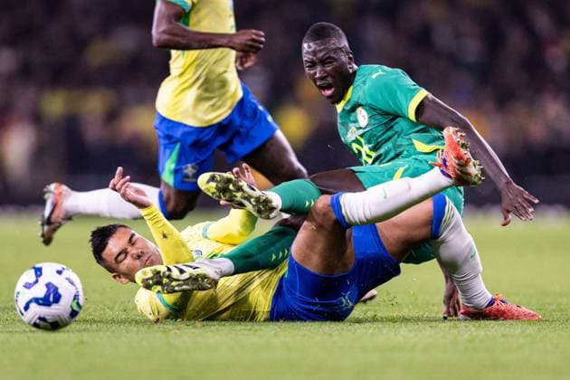 Brazil v Senegal: International Friendly, Länderspiel, Nationalmannschaft LONDON,UK - NOVEMBER 15: Brazilian player Casimiro battles for ball during the international friendly match between Brazil and Senegal at Emirates Stadium on November 15, 2025 in London, UK, UK. (Photo by Victor Monteiro PxImages) London, UK Emirates Stadium London,UK UK Copyright: xVictorxMonteirox