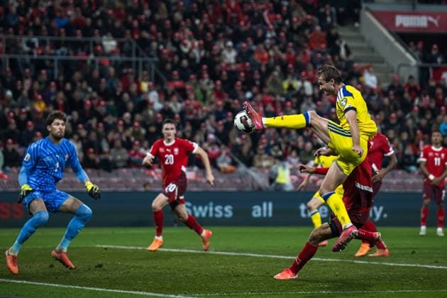 251115 Benjamin Nygren of Sweden against goalkeeper Gregor Kobel of Switzerland during the FIFA World Cup Qualifier football match between Switzerland and Sweden on November 15, 2025 in Geneva Photo Joel Marklund BILDBYRAN kod JM JM0751 bbeng fotboll football soccer fotball vm kval fifa world cup qualifier schweiz switzerland sverige sverige a swedenbbauto sweden  Copyright: JOELxMARKLUND BB251115JM086
