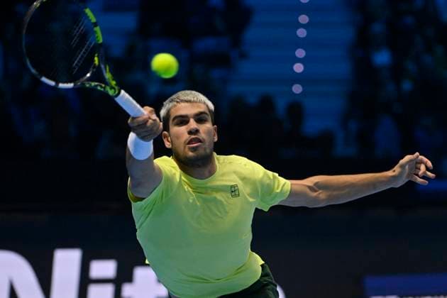 November 15, 2025, Turin, Italy: Carlos Alcaraz of Spain plays a backhand against Felix Auger-Aliassime of Canada during their Men s Single s Nitto ATP, Tennis Herren Semi Finals match during day one of the Nitto ATP Finals at Inalpi Arena on November 15, 2025 in Turin, Italy. Turin Italy - ZUMAg210 20251115_abp_g210_126 Copyright: xStefanoxGuidix