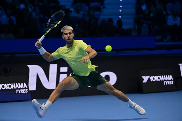 November 15, 2025, Turin, Italy: Carlos Alcaraz of Spain plays a backhand against Felix Auger-Aliassime of Canada during their Men s Single s Nitto ATP, Tennis Herren Semi Finals match during day one of the Nitto ATP Finals at Inalpi Arena on November 15, 2025 in Turin, Italy. Turin Italy - ZUMAg210 20251115_abp_g210_133 Copyright: xStefanoxGuidix