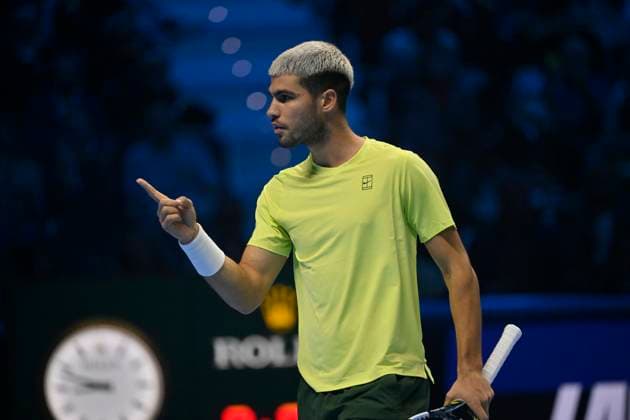 November 15, 2025, Turin, Italy: Carlos Alcaraz of Spain plays a backhand against Felix Auger-Aliassime of Canada during their Men s Single s Nitto ATP, Tennis Herren Semi Finals match during day one of the Nitto ATP Finals at Inalpi Arena on November 15, 2025 in Turin, Italy. Turin Italy - ZUMAg210 20251115_abp_g210_130 Copyright: xStefanoxGuidix
