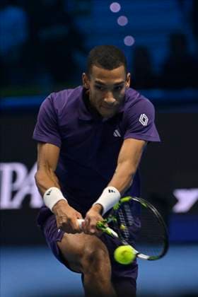 November 15, 2025, Turin, Italy: Carlos Alcaraz of Spain plays a backhand against Felix Auger-Aliassime of Canada during their Men s Single s Nitto ATP, Tennis Herren Semi Finals match during day one of the Nitto ATP Finals at Inalpi Arena on November 15, 2025 in Turin, Italy. Turin Italy - ZUMAg210 20251115_abp_g210_131 Copyright: xStefanoxGuidix