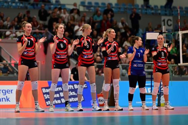 Volleyball I Women I Season 2025 2026 I Bundesliga I 5 Matchday I ETV Hamburger Volksbank Volleys Dresdner SC I 15 11 2025 Leonie Körtzinger 7, ETV Hamburger Volksbank Volleys Constanze von Meyenn 6, ETV Hamburger Volksbank Volleys Anna Hartig 5, ETV Hamburger Volksbank Volleys Lina Köster 3, ETV Hamburger Volksbank Volleys Jana Marie Meiser 1, ETV Hamburger Volksbank Volleys Zoe Konjer 8, ETV Hamburger Volksbank Volleys Hamburg CU Arena Hamburg Germany Copyright: xLobeca FelixxSchlikisx