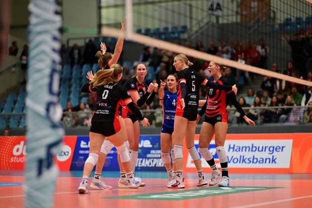 Volleyball I Women I Season 2025 2026 I Bundesliga I 5 Matchday I ETV Hamburger Volksbank Volleys Dresdner SC I 15 11 2025 ETV Hamburger Volksbank Volleys Women Cheers, excitement, enthusiasm, euphoria, joy, happiness, cheerfulness at Hamburg CU Arena Hamburg Germany Copyright: xLobeca FelixxSchlikisx