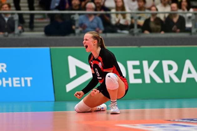 Volleyball I Women I Season 2025 2026 I Bundesliga I 5 Matchday I ETV Hamburger Volksbank Volleys Dresdner SC I 15 11 2025 Cheers, excitement, enthusiasm, euphoria, joy, happiness, cheerfulness at Zoe Konjer 8, ETV Hamburger Volksbank Volleys Hamburg CU Arena Hamburg Germany Copyright: xLobeca FelixxSchlikisx