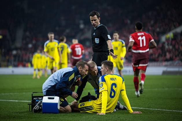 251115 Emil Holm of Sweden in pain during the FIFA World Cup Qualifier football match between Switzerland and Sweden on November 15, 2025 in Geneva Photo Joel Marklund BILDBYRAN code JM JM0751 bbeng fotboll football soccer fotball vm kval fifa world cup qualifier schweiz switzerland sverige sverige a sweden depp skada  Copyright: JOELxMARKLUND BB251115JM089