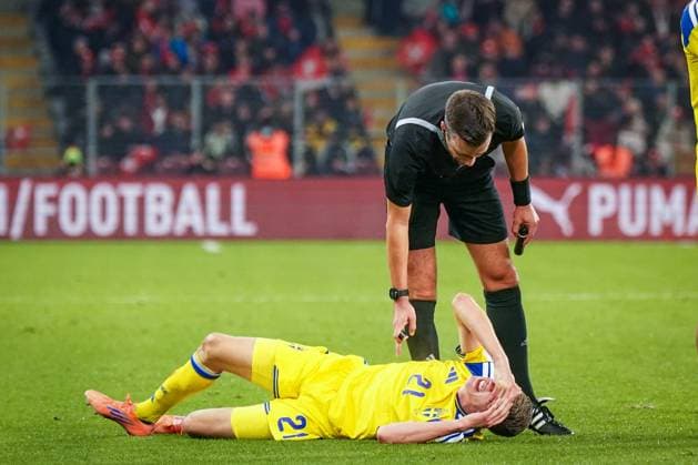Soccer World Cup Qualification Europe 2025 26, 9 Matchday Switzerland vs Sweden Stade de Geneve Geneva Alexander Bernhardsson Sweden, 21 and referee Erik Lambrechts BEL Copyright: xJOERANxSTEINSIEKx