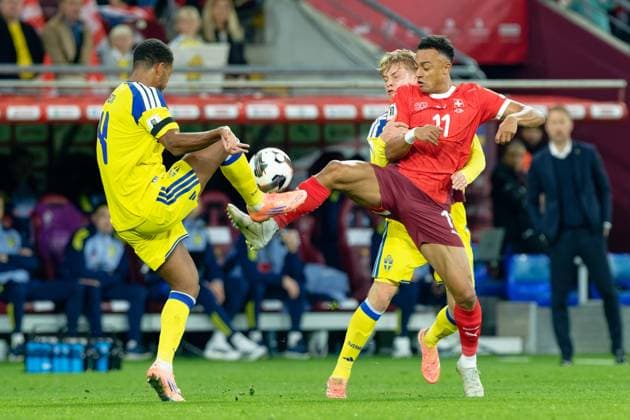 Dan Ndoye (11 Switzerland) Isak Hien (4 Sweden) battle for the ball (duel) during the FIFA Wolrd Cup 2026 Qualifier match between Switzerland and Sweden at Stade de Geneve in Geneva, Switzerland Copyright: xGiuseppexVelletrix xSPPx Sportspressphoto_SPR62174