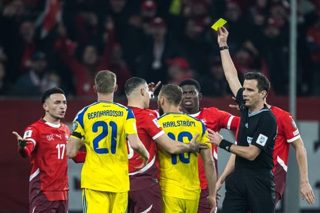 251115 Jesper Karlström of Sweden receives a yellow card during the FIFA World Cup Qualifier football match between Switzerland and Sweden on November 15, 2025 in Geneva Photo Joel Marklund BILDBYRAN kod JM JM0751 bbeng fotboll football soccer fotball vm kval fifa world cup qualifier schweiz switzerland sverige sverige a swedenbbauto sweden depp  Copyright: JOELxMARKLUND BB251115JM093