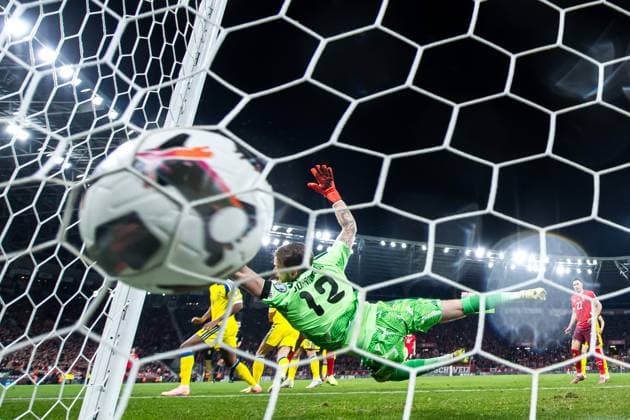 251115 Breel Embolo of Switzerland scores the 1 0 goal behind goalkeeper Viktor Johansson of Sweden during the FIFA World Cup Qualifier football match between Switzerland and Sweden on November 15, 2025 in Geneva Photo Joel Marklund BILDBYRAN kod JM JM0751 bbeng fotboll football soccer fotball vm kval fifa world cup qualifier schweiz switzerland sverige sverige a sweden  Copyright: JOELxMARKLUND BB251115JM099
