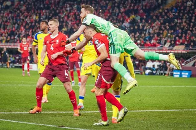 Soccer World Cup Qualification Europe 2025 26, 9 Matchday Switzerland vs Sweden Stade de Geneve Geneva Viktor Johansson Sweden, 12 on Silvan Widmer Switzerland, 3 Nico Elvedi Switzerland, 4 Copyright: xJOERANxSTEINSIEKx