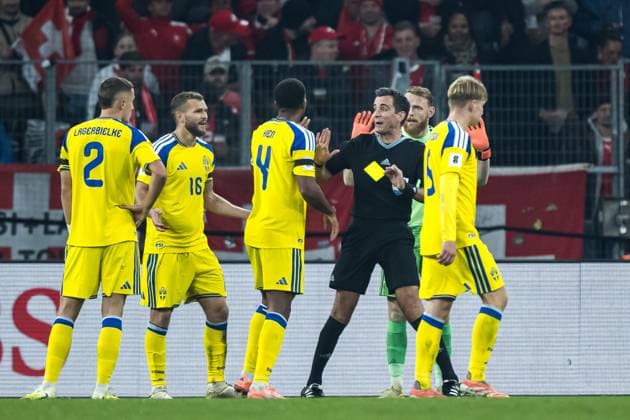 251115 Jesper Karlström, Isak Hien, and Goalkeeper Viktor Johansson of Sweden talk to Referee Erik Lambrechts during the FIFA World Cup Qualifier football match between Switzerland and Sweden on November 15, 2025 in Geneva Photo Joel Marklund BILDBYRAN kod JM JM0751 bbeng fotboll football soccer fotball vm kval fifa world cup qualifier schweiz switzerland sverige sverige a swedenbbauto sweden  Copyright: JOELxMARKLUND BB251115JM104