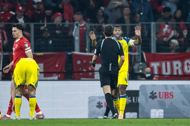 251115 Isak Hien of Sweden and Referee Erik Lambrechts during the FIFA World Cup Qualifier football match between Switzerland and Sweden on November 15, 2025 in Geneva Photo Joel Marklund BILDBYRAN kod JM JM0751 bbeng fotboll football soccer fotball vm kval fifa world cup qualifier schweiz switzerland sverige sverige a sweden  Copyright: JOELxMARKLUND BB251115JM107