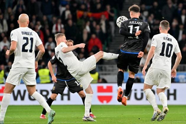 Ljubljana, Slovenia, November 15th 2025, Fisnik Asllani of Kosovo (2R) in action against Zan Karnicnik of Slovenia (C) during the UEFA European Qualifiers for 2026 World Cup, Group B match between Slovenia and Kosovo at Stadium Stozice, Ljubljana, Slovenia. (Photo by Igor Kupljenik Sports Press Photo) Copyright: xIgorxKupljenikx xSPPx Sportspressphoto_SPR62182