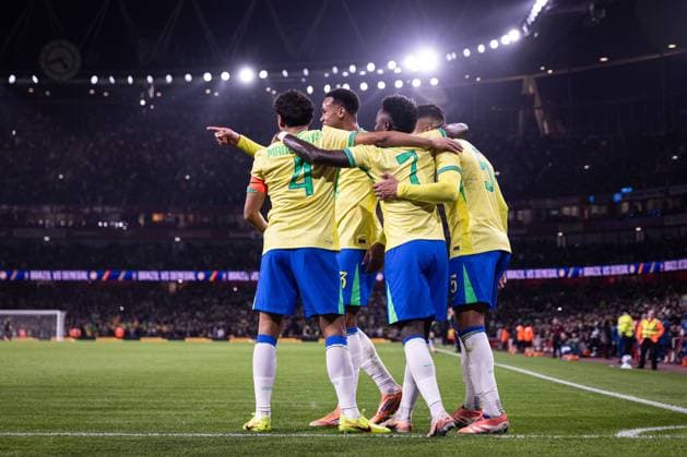 November 15, 2025, London, Uk, London,Uk, UK: Brazilian player Vini Jr., and Casimiro celebrate after a goal during the International Friendly, Länderspiel, Nationalmannschaft match between Brazil and Senegal at Emirates Stadium on November 15, 2025 in London, UK, UK. ( PxImages) London, Uk UK - ZUMAp175 20251115_zsa_p175_029 Copyright: xVictorxMonteirox