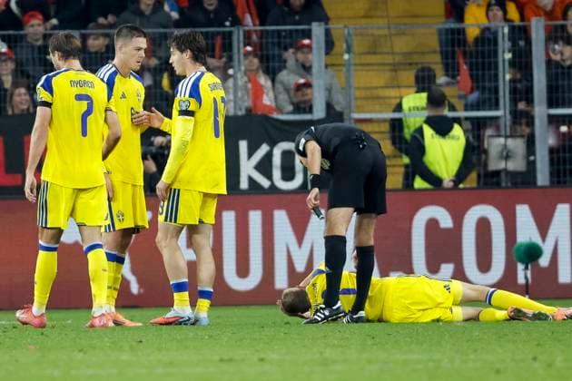 Alexander Bernhardsson Sweden, 21 injured on ground , Switzerland, FIFA, World Cup Qualification Europe, Group B , Switzerland vs Sweden, 15 11 2025, Stade de Geneve, Geneva, Switzerland Geneva Stade de Geneve Canton Geneva Switzerland Copyright: xGrantxHubbsx