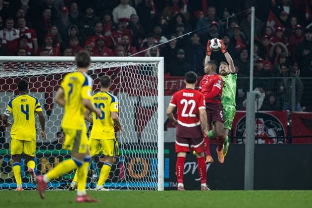 251115 Manuel Akanji of Switzerland and goalkeeper Viktor Johansson of Sweden during the FIFA World Cup Qualifier football match between Switzerland and Sweden on November 15, 2025 in Geneva Photo Joel Marklund BILDBYRAN kod JM JM0751 bbeng fotboll football soccer fotball vm kval fifa world cup qualifier schweiz switzerland sverige sverige a swedenbbauto sweden  Copyright: JOELxMARKLUND BB251115JM117