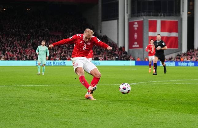 November 15 2025: Gustav Isaksen of Denmark shoots on goal during a World Cup Qualification game, Denmark v Belarus, at Parken, Copenhagen, Denmark. CSM Copenhagen Denmark - ZUMAc04_ 20251115_zma_c04_051 Copyright: xKimxPricex