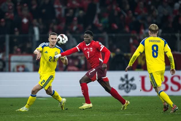 251115 Gustaf Lagerbielke of Sweden and Breel Embolo of Switzerland during the FIFA World Cup Qualifier football match between Switzerland and Sweden on November 15, 2025 in Geneva Photo Joel Marklund BILDBYRAN kod JM JM0751 bbeng fotboll football soccer fotball vm kval fifa world cup qualifier schweiz switzerland sverige sverige a swedenbbauto sweden  Copyright: JOELxMARKLUND BB251115JM125