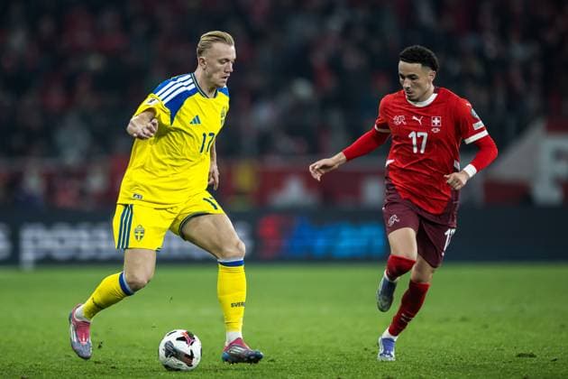 251115 Isac Lidberg of Sweden and Ruben Vargas of Switzerland during the FIFA World Cup Qualifier football match between Switzerland and Sweden on November 15, 2025 in Geneva Photo Joel Marklund BILDBYRAN kod JM JM0751 bbeng fotboll football soccer fotball vm kval fifa world cup qualifier schweiz switzerland sverige sverige a swedenbbauto sverige sweden  Copyright: JOELxMARKLUND BB251115JM143