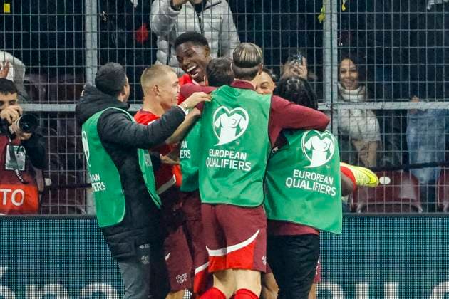 Goal celebration Switzerland at 3 1 by Dan Ndoye Switzerland, 11 , Switzerland, FIFA, World Cup Qualification Europe, Group B , Switzerland vs Sweden, 15 11 2025, Stade de Geneve, Geneva, Switzerland Geneva Stade de Geneve Canton Geneva Switzerland Copyright: xGrantxHubbsx