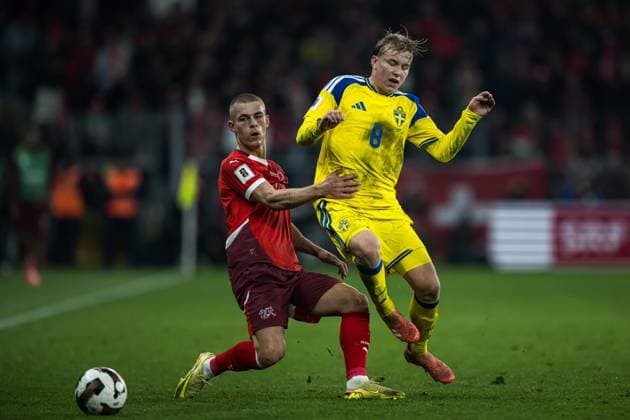 251115 Miro Muheim of Switzerland and Daniel Svensson of Sweden during the FIFA World Cup Qualifier football match between Switzerland and Sweden on November 15, 2025 in Geneva Photo Joel Marklund BILDBYRAN kod JM JM0751 bbeng fotboll football soccer fotball vm kval fifa world cup qualifier schweiz switzerland sverige sverige a swedenbbauto sweden  Copyright: JOELxMARKLUND BB251115JM148