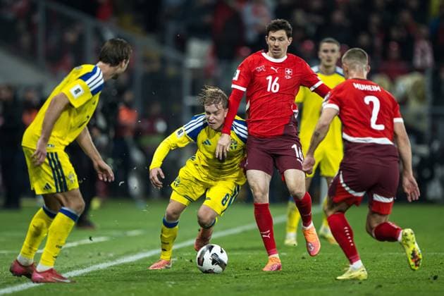 251115 Daniel Svensson of Sweden and Christian Fassnacht of Switzerland during the FIFA World Cup Qualifier football match between Switzerland and Sweden on November 15, 2025 in Geneva Photo Joel Marklund BILDBYRAN kod JM JM0751 bbeng fotboll football soccer fotball vm kval fifa world cup qualifier schweiz switzerland sverige sverige a swedenbbauto sverige sweden  Copyright: JOELxMARKLUND BB251115JM149