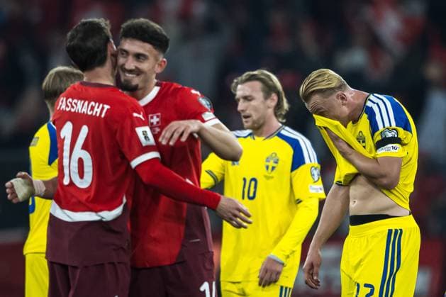 251115 Isac Lidberg of Sweden looks dejected after the FIFA World Cup Qualifier football match between Switzerland and Sweden on November 15, 2025 in Geneva Photo Joel Marklund BILDBYRAN kod JM JM0751 bbeng fotboll football soccer fotball vm kval fifa world cup qualifier schweiz switzerland sverige sverige a swedenbbauto depp sweden  Copyright: JOELxMARKLUND BB251115JM157