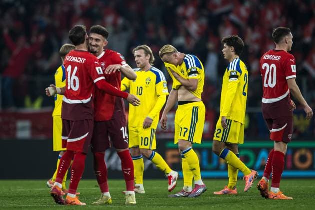 251115 Isac Lidberg of Sweden looks dejected after the FIFA World Cup Qualifier football match between Switzerland and Sweden on November 15, 2025 in Geneva Photo Joel Marklund BILDBYRAN kod JM JM0751 bbeng fotboll football soccer fotball vm kval fifa world cup qualifier schweiz switzerland sverige sverige a swedenbbauto depp sweden  Copyright: JOELxMARKLUND BB251115JM158