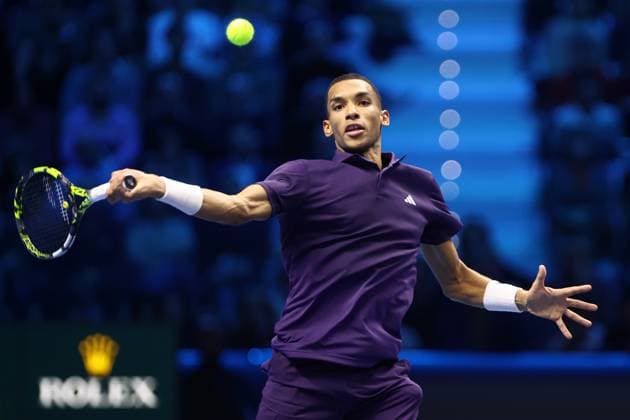 Carlos Alcaraz vs Felix Auger-Aliassime Felix Auger-Aliassime of Canada in action during the semi-final singles match between Carlos Alcaraz of Spain and Felix Auger-Aliassime of Canada on Day seven of the Nitto ATP, Tennis Herren World Tour Finals. Turin Inalpi Arena Italy Copyright: xMarcoxCanonierox