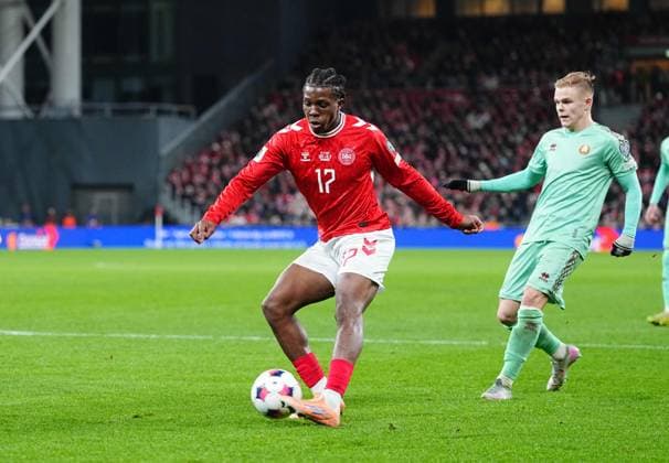 November 15 2025: Patrick Dorgu of Denmark controls the ball during a World Cup Qualification game, Denmark v Belarus, at Parken, Copenhagen, Denmark. CSM Copenhagen Denmark - ZUMAc04_ 20251115_zma_c04_087 Copyright: xKimxPricex