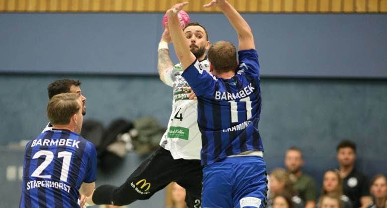 Handball, Season 2025 2026, 3 Liga, Staffel Nord Ost, HG Hamburg Barmbek SV 04 Plauen Oberlosa Franz Schauer Plauen beim Wurf Barmbek Hamburg