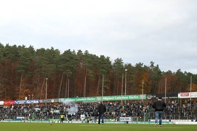 15 11 2025, xrekx, Soccer Regionalliga Suedwest, FC Homburg SV Sandhausen v l Platzsturm SV Sandhausen Fans DFL DFB REGULATIONS PROHIBIT ANY USE OF PHOTOGRAPHS as IMAGE SEQUENCES and or QUASI VIDEO Homburg