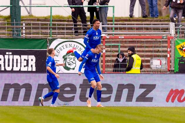 Meppens players rejoice VfB Luebeck vs SV Meppen, Football, Regionalliga Nord, 15 11 25 Luebeck Schleswig Holstein Germany Copyright: xAgentur54Gradx xFelixxKoenigx